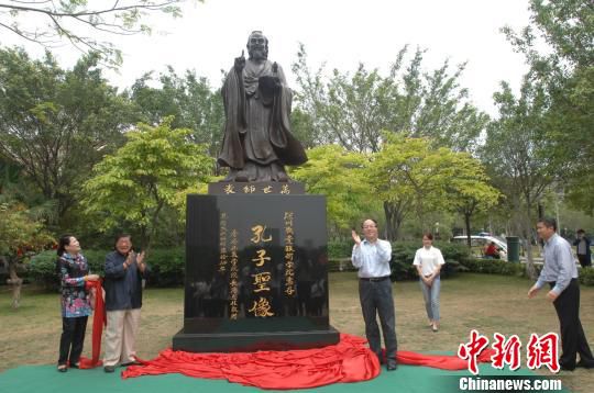 香港孔教学院院长汤恩佳捐赠深职院3米高孔子铜像