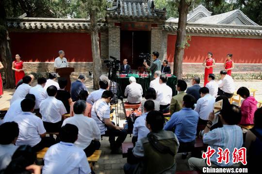 山东省官方22日在孔子诞生地山东曲阜尼山古书院前宣布，两年内将在全省建成153所“尼山书院”。中国全国人大常委会原副委员长许嘉璐受聘为尼山书院新任山长。图为活动现场。　梁犇　摄