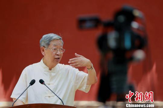 山东省官方22日在孔子诞生地山东曲阜尼山古书院前宣布，两年内将在全省建成153所“尼山书院”。中国全国人大常委会原副委员长许嘉璐受聘为尼山书院新任山长。图为活动现场。　梁犇　摄
