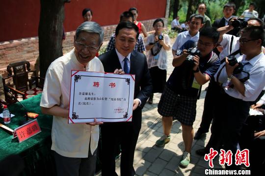 山东省官方22日在孔子诞生地山东曲阜尼山古书院前宣布，两年内将在全省建成153所“尼山书院”。中国全国人大常委会原副委员长许嘉璐受聘为尼山书院新任山长。图为活动现场。　梁犇　摄