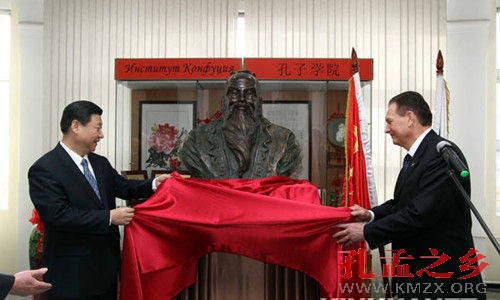 习近平在孔子学院（图片来源：新华网）