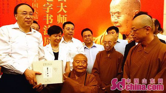 山东省文物局局长谢治秀向星云大师赠送礼物