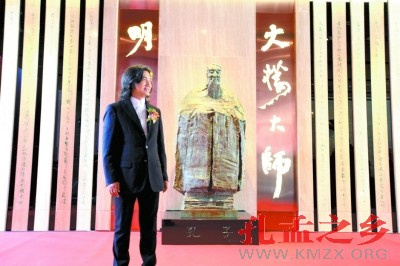 吴为山为孔子塑像揭幕 本报记者 杨连成摄