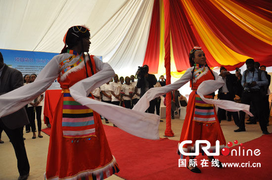 李源潮出席中国援赞孔子学院奠基仪式(组图)