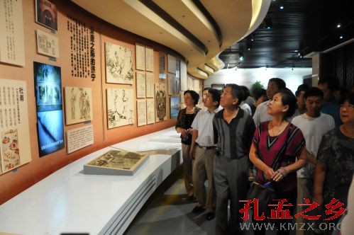 2  通过展览墙了解济宁兴衰历程。 本报记者 张晓科 摄