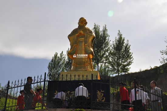 评论：青岛民办学院受赠孔子金像 作秀还是重儒