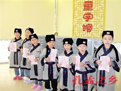 在“半部论语治天下”的古训下，越来越多的父母愿意把孩子送进国学班“镀金”。