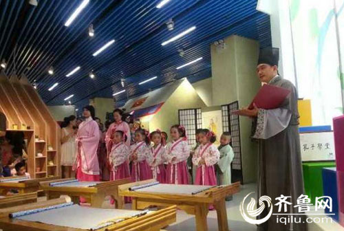 图为孔子学堂国学老师在为首批学院开蒙明智