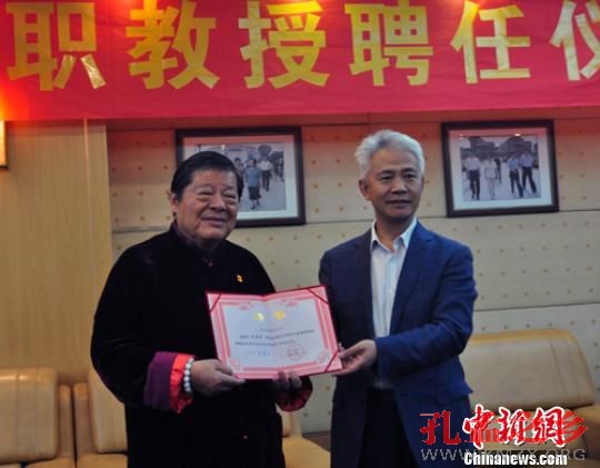 香港孔教学院院长向河北大学捐赠孔子铜像(图)