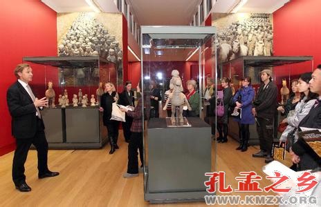 中国汉代<em>文物展</em>在<em>法国</em><em>巴黎</em>开幕” src=”/uploads/allimg/201410/20141024014918996.jpg” width=453 height=300></P><br />
<P align=center>法国外交部长法比尤斯(前排左四)与法国文化部长佩尔兰(前排左三)等参观文物展。</P><br />
<P align=center><IMG alt=