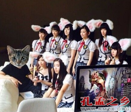 王健林之子王思聪与兔女郎合影 