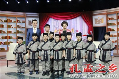 朱刚日尧与小朋友合影