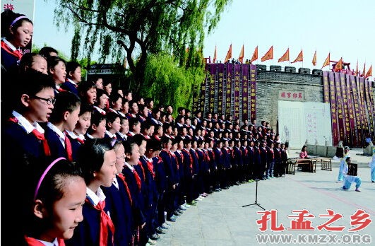 万仞宫墙前举行的“千人诵读”活动