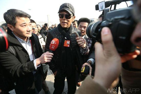 娱乐化的两会报道越来越被鄙视
