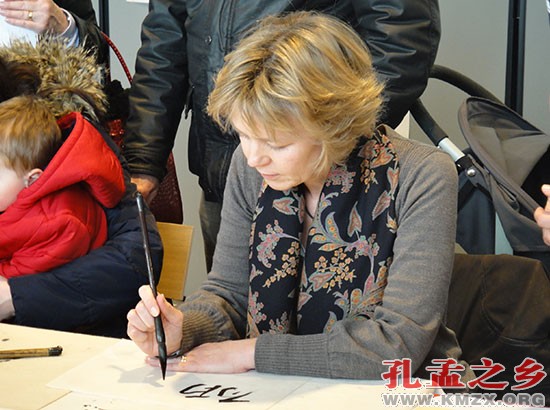 英国朋友在认真练习书法