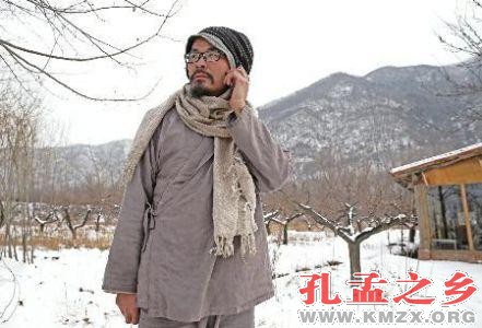 “我觉得生活就像永无止境的圆圈，追寻更好的工作、更好的车子……但最终不知要去哪儿。”年届不惑的刘景崇说起以前的生活如是说。他现在生活的地方，每天可坐在蒲团上鸟瞰群山，环视苍穹，远观飞禽走兽，或坐禅沉思，或练字看书，或舒展腰腿。