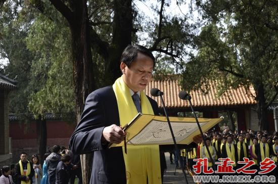 曲阜市人民政府刘东波市长恭读了祭文