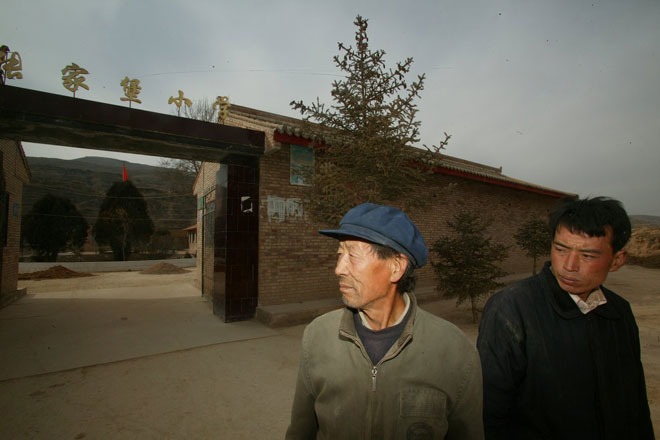 （再回首望一眼曾经任教的学校。　本报记者 王轶庶/图 ）