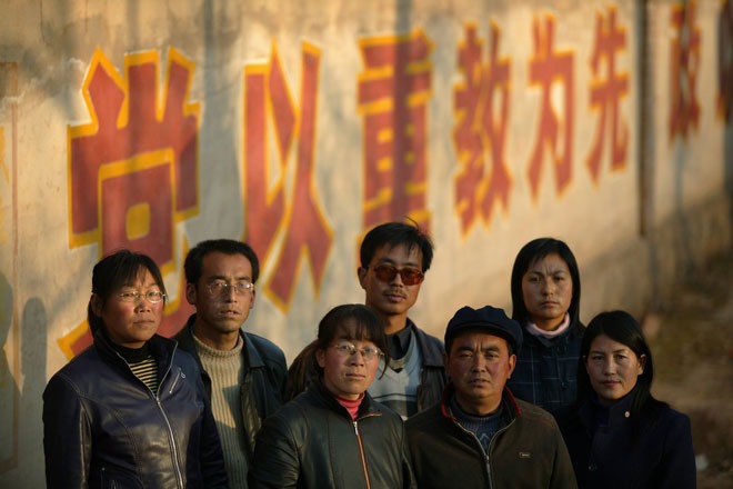 （再回首望一眼曾经任教的学校。　本报记者 王轶庶/图 ）