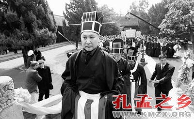 海内外孔子后裔参加在上海嘉定孔庙举办的清明祭祖大典
