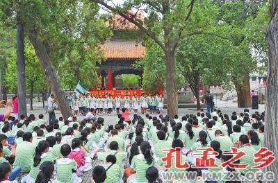 同学们参加在孔庙举行的毕业典礼