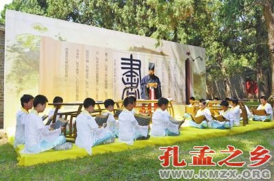 同学们在体验“六艺”之一的书法