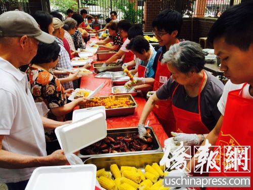 纽约华埠孔子大厦举办烧烤大会庆祝美国独立日