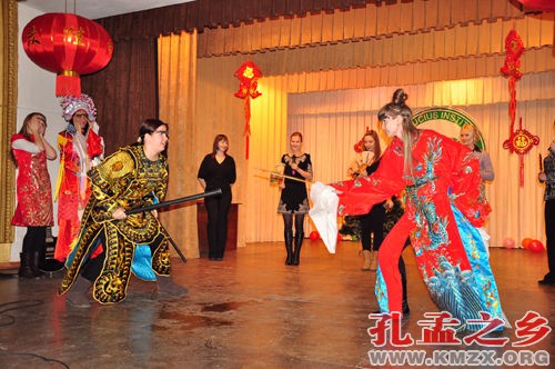 孔子学院学员展示中国文化。姜辉摄