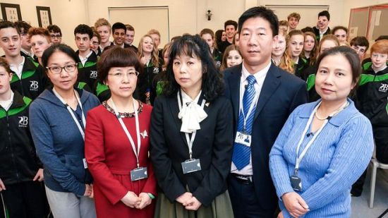 五位中国老师和学生们。BBC