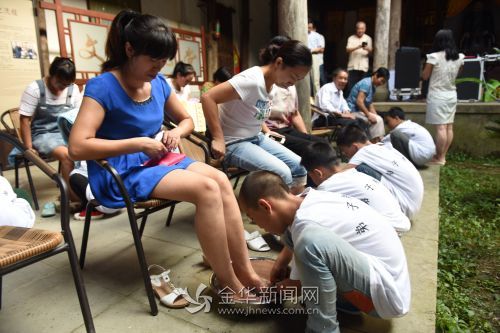 给母亲洗脚孔德宾摄