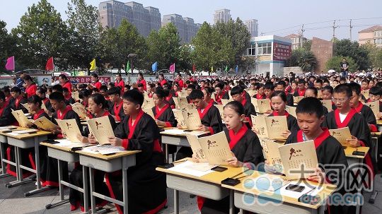 学生们着汉服齐颂《弟子规》