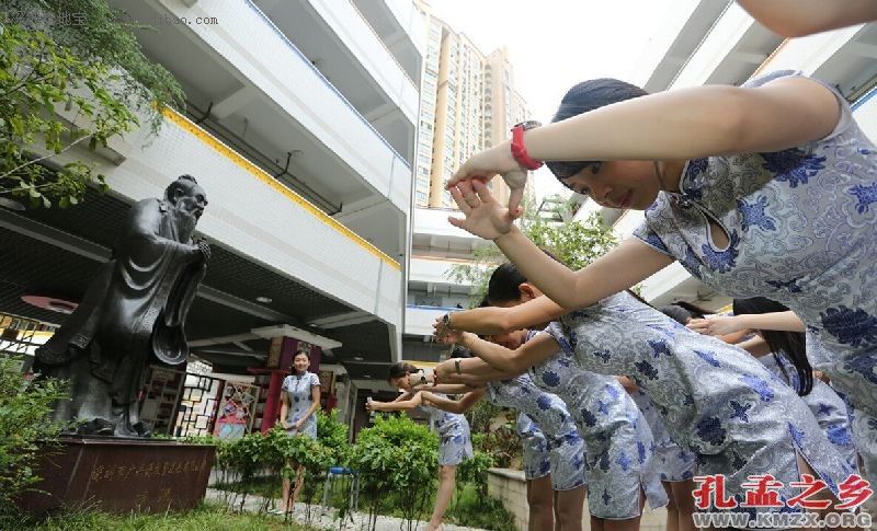 深圳开学日新教师穿旗袍拜孔子 古代开学典礼知多少？