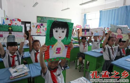 2015年9月9日，河北张家口一小学学生展示心中最美老师画作。