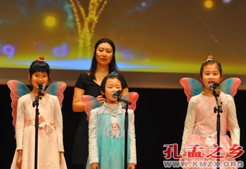 “小蝴蝶”们为大家演唱《虫儿飞》