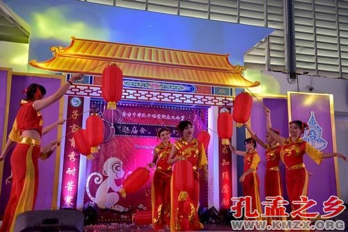 学生表演开场舞蹈《红灯笼》