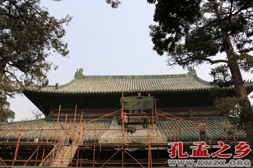 3月19日，在山东省邹城市孟庙景区，维修人员对亚圣殿进行修缮。2013年10月起，孟子故里山东省邹城市启动“三孟”文化遗产保护性修缮工程，对孟庙、孟府、孟林的古建筑、路面、围墙、柱墩等进行保护性修缮。目前，各项修缮工程正在有序进行中，预计将于2016年8月全面完工。