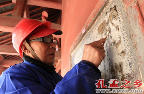 3月19日，在山东省邹城市孟庙景区，维修人员对石刻进行清洗。