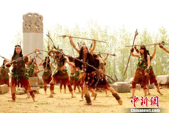 图为舞者再现上古祭祀伏羲女娲的场景。　付宏　摄