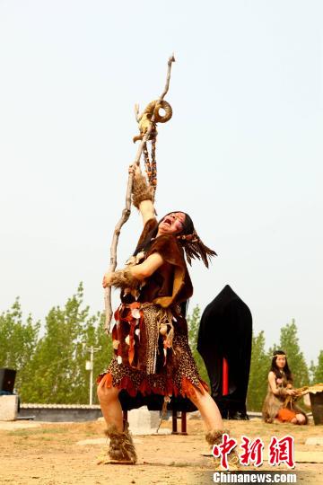 图为舞者再现上古祭祀伏羲女娲的场景。　付宏 摄