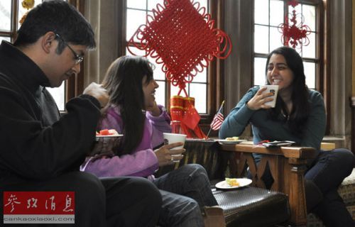 资料图片：2013年2月8日，美国印第安纳州普渡大学西拉法叶校区孔子学院的美国学生品尝中国茶。