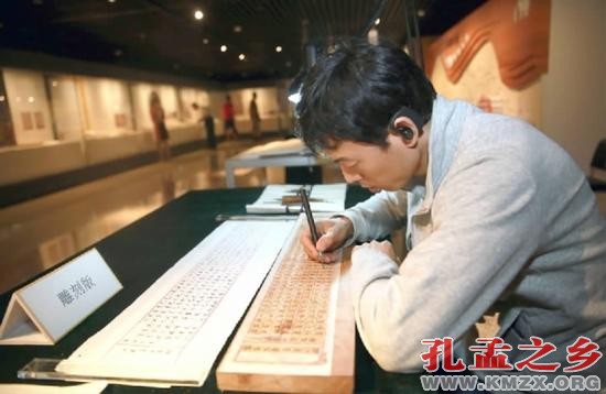 6月21日，雕版师在展览上展示中国传统雕版印刷工艺。