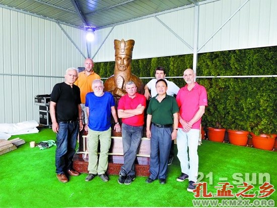 大家和完成后的孔子铜像合影，前排右二是徐力