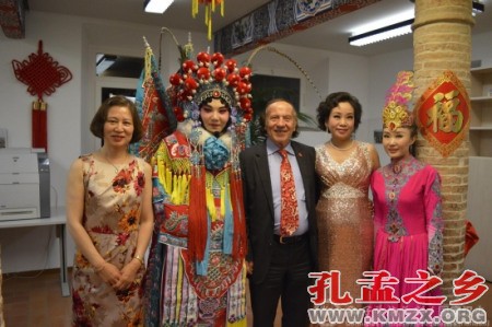 泰伦齐与北京城市学院艺术家合影