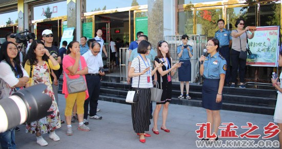 “背论语免费乘公交”宣传活动在论语背诵厅举行