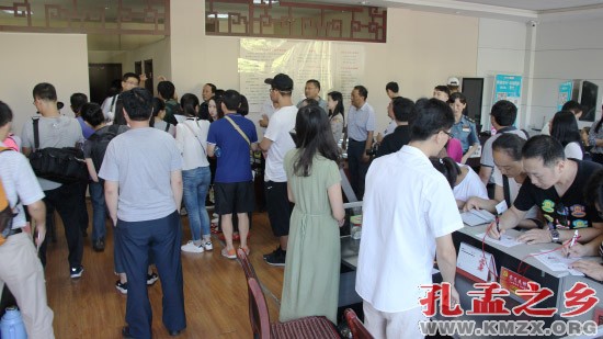 “背论语免费乘公交”宣传活动在论语背诵厅举行