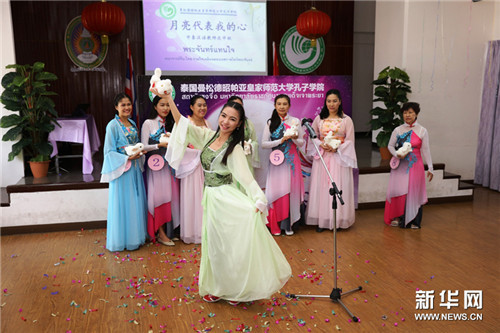 泰国本土女教师扮演嫦娥。(图片由校方提供)