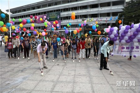 中泰教师在曼松德广场大字地书庆中秋。(图片由校方提供)