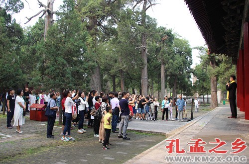 中秋击响儒意  咏诵快闪孔庙————咏诵“快闪活动”在曲阜孔庙精彩上演