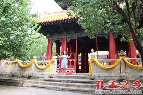 中秋击响儒意  咏诵快闪孔庙————咏诵“快闪活动”在曲阜孔庙精彩上演