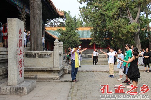 中秋击响儒意  咏诵快闪孔庙————咏诵“快闪活动”在曲阜孔庙精彩上演